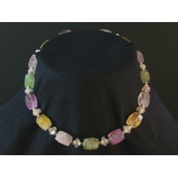 Collier éclatant avec des pierres naturelles précieuses