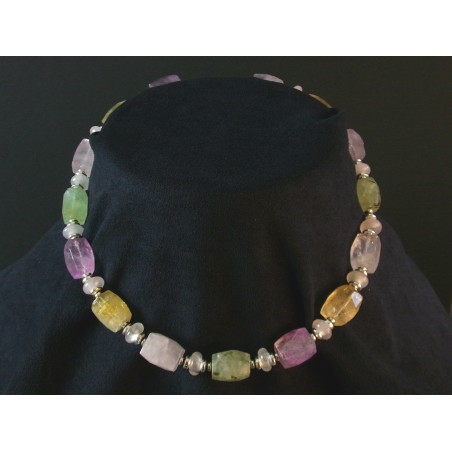 Radiant necklace with fine natural stones
